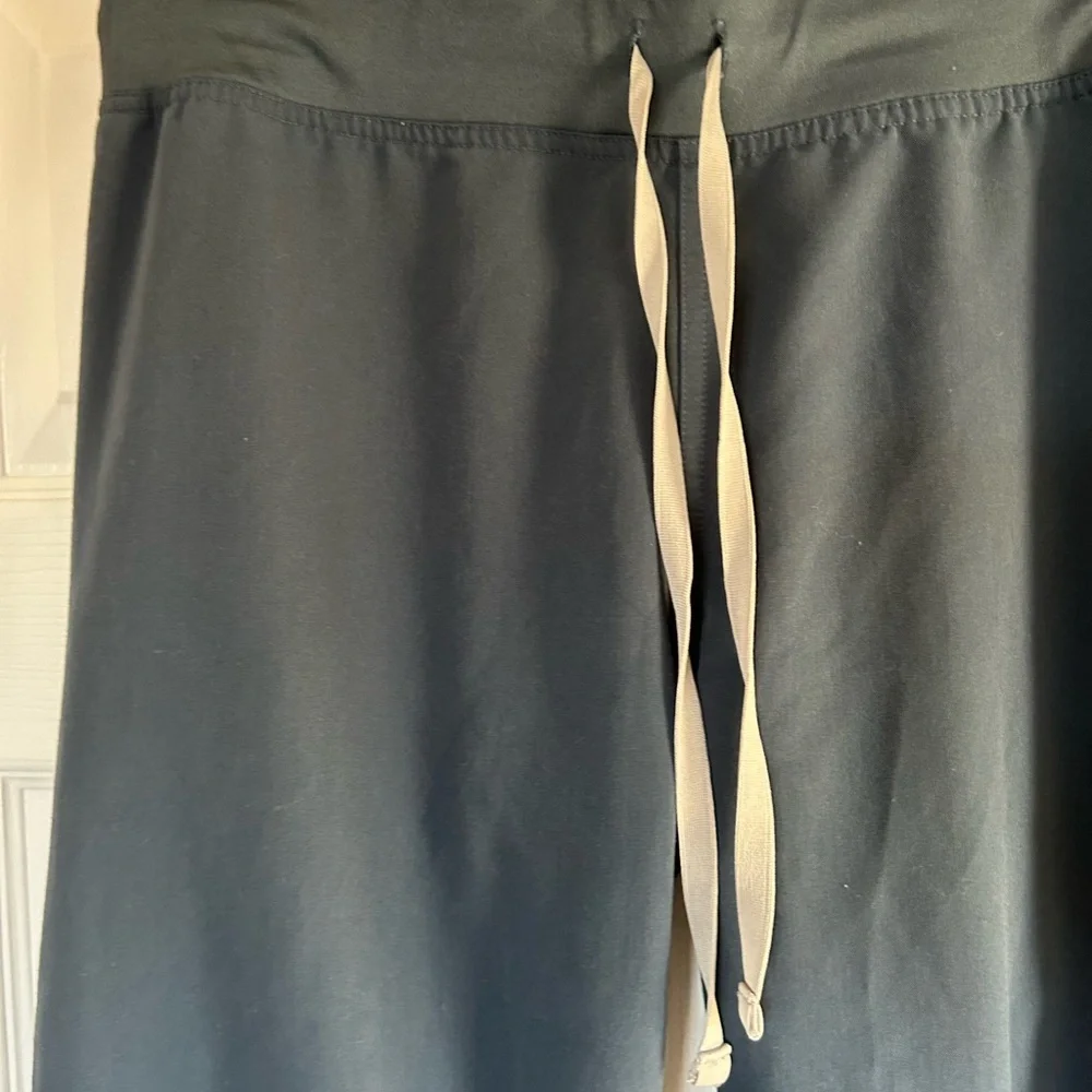 FIGS women’s scrub top and straight leg pants - dark harbor - Picture 5 of 5